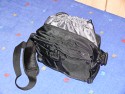 Drr City Bag\n\nFoto von Jrg Langer\n\nKommentar des Nutzers:\n\nEine kleine Fototasche die nicht nach Fototasche aussieht und genau damit wird sie m.E. Ihrem Namen "City Bag" sehr gerecht.\n\nEs passen in dieses kleine Packwunder gut rein:\n\n- eine DSLR mit einem relativ groen Standardzoom wie einem 28-300er oder einem 18-200er oder hnlichen Formfaktoren. Ein Canon 24-70 2,8L ist etwa 1 cm zu lang. In unserem "Packbeispiel hier haben wir ein 12-24 mit 82er Filterdurchmesser verwendet was deutlich grer ist als eins der genannten Reisezooms.\n\n- dazu eine 50er Festbrennweite und einen groen Systemblitz und Akkus dazu.\n\n- In die vielen kleinen und greren Reisverschluss und Kletttaschen passen dann gut, Geldbrse, PDA, Handy und CF Cards sowie anderer Kleinkram rein.\n\nDier Tasche lsst sich sehr angenehm als Schulter- oder auch Torsotasche tragen.\n\nDer Preis ist mit 35 Euro vergleichsweise gnstig und dadurch ist die Drr City Bag auch gut als "Zweittasche" haltbar.\n\nDie Verarbeitung ist sehr hochwertig und sehr robust.\n\nDie Innentasche wird mit einem Kordelverschluss verzogen/verschlossen und dadurch ist die Cam auch relativ "Wasserfest" untergebracht.\n\nLeider passt auch das Equipment der Frau wie auf 2 Bildern zu sehen hervorragend hier rein, was den Innerfamiliren Konflikt "wer nutzt welche Tasche" nicht einfacher macht ;-)\n\nTaschenfreak Empfehlung: Sehr empfehlenswert!!!!
