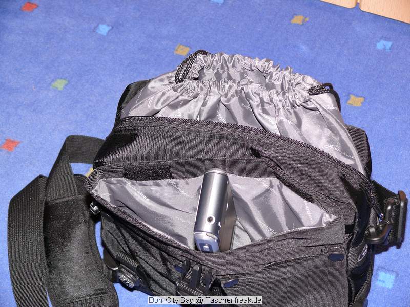 Drr City Bag\n\nFoto von Jrg Langer\n\nKommentar des Nutzers:\n\nEine kleine Fototasche die nicht nach Fototasche aussieht und genau damit wird sie m.E. Ihrem Namen "City Bag" sehr gerecht.\n\nEs passen in dieses kleine Packwunder gut rein:\n\n- eine DSLR mit einem relativ groen Standardzoom wie einem 28-300er oder einem 18-200er oder hnlichen Formfaktoren. Ein Canon 24-70 2,8L ist etwa 1 cm zu lang. In unserem "Packbeispiel hier haben wir ein 12-24 mit 82er Filterdurchmesser verwendet was deutlich grer ist als eins der genannten Reisezooms.\n\n- dazu eine 50er Festbrennweite und einen groen Systemblitz und Akkus dazu.\n\n- In die vielen kleinen und greren Reisverschluss und Kletttaschen passen dann gut, Geldbrse, PDA, Handy und CF Cards sowie anderer Kleinkram rein.\n\nDier Tasche lsst sich sehr angenehm als Schulter- oder auch Torsotasche tragen.\n\nDer Preis ist mit 35 Euro vergleichsweise gnstig und dadurch ist die Drr City Bag auch gut als "Zweittasche" haltbar.\n\nDie Verarbeitung ist sehr hochwertig und sehr robust.\n\nDie Innentasche wird mit einem Kordelverschluss verzogen/verschlossen und dadurch ist die Cam auch relativ "Wasserfest" untergebracht.\n\nLeider passt auch das Equipment der Frau wie auf 2 Bildern zu sehen hervorragend hier rein, was den Innerfamiliren Konflikt "wer nutzt welche Tasche" nicht einfacher macht ;-)\n\nTaschenfreak Empfehlung: Sehr empfehlenswert!!!!