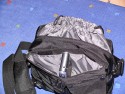 Drr City Bag\n\nFoto von Jrg Langer\n\nKommentar des Nutzers:\n\nEine kleine Fototasche die nicht nach Fototasche aussieht und genau damit wird sie m.E. Ihrem Namen "City Bag" sehr gerecht.\n\nEs passen in dieses kleine Packwunder gut rein:\n\n- eine DSLR mit einem relativ groen Standardzoom wie einem 28-300er oder einem 18-200er oder hnlichen Formfaktoren. Ein Canon 24-70 2,8L ist etwa 1 cm zu lang. In unserem "Packbeispiel hier haben wir ein 12-24 mit 82er Filterdurchmesser verwendet was deutlich grer ist als eins der genannten Reisezooms.\n\n- dazu eine 50er Festbrennweite und einen groen Systemblitz und Akkus dazu.\n\n- In die vielen kleinen und greren Reisverschluss und Kletttaschen passen dann gut, Geldbrse, PDA, Handy und CF Cards sowie anderer Kleinkram rein.\n\nDier Tasche lsst sich sehr angenehm als Schulter- oder auch Torsotasche tragen.\n\nDer Preis ist mit 35 Euro vergleichsweise gnstig und dadurch ist die Drr City Bag auch gut als "Zweittasche" haltbar.\n\nDie Verarbeitung ist sehr hochwertig und sehr robust.\n\nDie Innentasche wird mit einem Kordelverschluss verzogen/verschlossen und dadurch ist die Cam auch relativ "Wasserfest" untergebracht.\n\nLeider passt auch das Equipment der Frau wie auf 2 Bildern zu sehen hervorragend hier rein, was den Innerfamiliren Konflikt "wer nutzt welche Tasche" nicht einfacher macht ;-)\n\nTaschenfreak Empfehlung: Sehr empfehlenswert!!!!