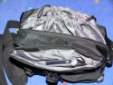 Drr City Bag\n\nFoto von Jrg Langer\n\nKommentar des Nutzers:\n\nEine kleine Fototasche die nicht nach Fototasche aussieht und genau damit wird sie m.E. Ihrem Namen "City Bag" sehr gerecht.\n\nEs passen in dieses kleine Packwunder gut rein:\n\n- eine DSLR mit einem relativ groen Standardzoom wie einem 28-300er oder einem 18-200er oder hnlichen Formfaktoren. Ein Canon 24-70 2,8L ist etwa 1 cm zu lang. In unserem "Packbeispiel hier haben wir ein 12-24 mit 82er Filterdurchmesser verwendet was deutlich grer ist als eins der genannten Reisezooms.\n\n- dazu eine 50er Festbrennweite und einen groen Systemblitz und Akkus dazu.\n\n- In die vielen kleinen und greren Reisverschluss und Kletttaschen passen dann gut, Geldbrse, PDA, Handy und CF Cards sowie anderer Kleinkram rein.\n\nDier Tasche lsst sich sehr angenehm als Schulter- oder auch Torsotasche tragen.\n\nDer Preis ist mit 35 Euro vergleichsweise gnstig und dadurch ist die Drr City Bag auch gut als "Zweittasche" haltbar.\n\nDie Verarbeitung ist sehr hochwertig und sehr robust.\n\nDie Innentasche wird mit einem Kordelverschluss verzogen/verschlossen und dadurch ist die Cam auch relativ "Wasserfest" untergebracht.\n\nLeider passt auch das Equipment der Frau wie auf 2 Bildern zu sehen hervorragend hier rein, was den Innerfamiliren Konflikt "wer nutzt welche Tasche" nicht einfacher macht ;-)\n\nTaschenfreak Empfehlung: Sehr empfehlenswert!!!!