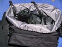 Drr City Bag\n\nFoto von Jrg Langer\n\nKommentar des Nutzers:\n\nEine kleine Fototasche die nicht nach Fototasche aussieht und genau damit wird sie m.E. Ihrem Namen "City Bag" sehr gerecht.\n\nEs passen in dieses kleine Packwunder gut rein:\n\n- eine DSLR mit einem relativ groen Standardzoom wie einem 28-300er oder einem 18-200er oder hnlichen Formfaktoren. Ein Canon 24-70 2,8L ist etwa 1 cm zu lang. In unserem "Packbeispiel hier haben wir ein 12-24 mit 82er Filterdurchmesser verwendet was deutlich grer ist als eins der genannten Reisezooms.\n\n- dazu eine 50er Festbrennweite und einen groen Systemblitz und Akkus dazu.\n\n- In die vielen kleinen und greren Reisverschluss und Kletttaschen passen dann gut, Geldbrse, PDA, Handy und CF Cards sowie anderer Kleinkram rein.\n\nDier Tasche lsst sich sehr angenehm als Schulter- oder auch Torsotasche tragen.\n\nDer Preis ist mit 35 Euro vergleichsweise gnstig und dadurch ist die Drr City Bag auch gut als "Zweittasche" haltbar.\n\nDie Verarbeitung ist sehr hochwertig und sehr robust.\n\nDie Innentasche wird mit einem Kordelverschluss verzogen/verschlossen und dadurch ist die Cam auch relativ "Wasserfest" untergebracht.\n\nLeider passt auch das Equipment der Frau wie auf 2 Bildern zu sehen hervorragend hier rein, was den Innerfamiliren Konflikt "wer nutzt welche Tasche" nicht einfacher macht ;-)\n\nTaschenfreak Empfehlung: Sehr empfehlenswert!!!!