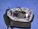 Drr City Bag\n\nFoto von Jrg Langer\n\nKommentar des Nutzers:\n\nEine kleine Fototasche die nicht nach Fototasche aussieht und genau damit wird sie m.E. Ihrem Namen "City Bag" sehr gerecht.\n\nEs passen in dieses kleine Packwunder gut rein:\n\n- eine DSLR mit einem relativ groen Standardzoom wie einem 28-300er oder einem 18-200er oder hnlichen Formfaktoren. Ein Canon 24-70 2,8L ist etwa 1 cm zu lang. In unserem "Packbeispiel hier haben wir ein 12-24 mit 82er Filterdurchmesser verwendet was deutlich grer ist als eins der genannten Reisezooms.\n\n- dazu eine 50er Festbrennweite und einen groen Systemblitz und Akkus dazu.\n\n- In die vielen kleinen und greren Reisverschluss und Kletttaschen passen dann gut, Geldbrse, PDA, Handy und CF Cards sowie anderer Kleinkram rein.\n\nDier Tasche lsst sich sehr angenehm als Schulter- oder auch Torsotasche tragen.\n\nDer Preis ist mit 35 Euro vergleichsweise gnstig und dadurch ist die Drr City Bag auch gut als "Zweittasche" haltbar.\n\nDie Verarbeitung ist sehr hochwertig und sehr robust.\n\nDie Innentasche wird mit einem Kordelverschluss verzogen/verschlossen und dadurch ist die Cam auch relativ "Wasserfest" untergebracht.\n\nLeider passt auch das Equipment der Frau wie auf 2 Bildern zu sehen hervorragend hier rein, was den Innerfamiliren Konflikt "wer nutzt welche Tasche" nicht einfacher macht ;-)\n\nTaschenfreak Empfehlung: Sehr empfehlenswert!!!!