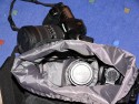 Drr City Bag\n\nFoto von Jrg Langer\n\nKommentar des Nutzers:\n\nEine kleine Fototasche die nicht nach Fototasche aussieht und genau damit wird sie m.E. Ihrem Namen "City Bag" sehr gerecht.\n\nEs passen in dieses kleine Packwunder gut rein:\n\n- eine DSLR mit einem relativ groen Standardzoom wie einem 28-300er oder einem 18-200er oder hnlichen Formfaktoren. Ein Canon 24-70 2,8L ist etwa 1 cm zu lang. In unserem "Packbeispiel hier haben wir ein 12-24 mit 82er Filterdurchmesser verwendet was deutlich grer ist als eins der genannten Reisezooms.\n\n- dazu eine 50er Festbrennweite und einen groen Systemblitz und Akkus dazu.\n\n- In die vielen kleinen und greren Reisverschluss und Kletttaschen passen dann gut, Geldbrse, PDA, Handy und CF Cards sowie anderer Kleinkram rein.\n\nDier Tasche lsst sich sehr angenehm als Schulter- oder auch Torsotasche tragen.\n\nDer Preis ist mit 35 Euro vergleichsweise gnstig und dadurch ist die Drr City Bag auch gut als "Zweittasche" haltbar.\n\nDie Verarbeitung ist sehr hochwertig und sehr robust.\n\nDie Innentasche wird mit einem Kordelverschluss verzogen/verschlossen und dadurch ist die Cam auch relativ "Wasserfest" untergebracht.\n\nLeider passt auch das Equipment der Frau wie auf 2 Bildern zu sehen hervorragend hier rein, was den Innerfamiliren Konflikt "wer nutzt welche Tasche" nicht einfacher macht ;-)\n\nTaschenfreak Empfehlung: Sehr empfehlenswert!!!!