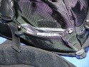 Drr City Bag\n\nFoto von Jrg Langer\n\nKommentar des Nutzers:\n\nEine kleine Fototasche die nicht nach Fototasche aussieht und genau damit wird sie m.E. Ihrem Namen "City Bag" sehr gerecht.\n\nEs passen in dieses kleine Packwunder gut rein:\n\n- eine DSLR mit einem relativ groen Standardzoom wie einem 28-300er oder einem 18-200er oder hnlichen Formfaktoren. Ein Canon 24-70 2,8L ist etwa 1 cm zu lang. In unserem "Packbeispiel hier haben wir ein 12-24 mit 82er Filterdurchmesser verwendet was deutlich grer ist als eins der genannten Reisezooms.\n\n- dazu eine 50er Festbrennweite und einen groen Systemblitz und Akkus dazu.\n\n- In die vielen kleinen und greren Reisverschluss und Kletttaschen passen dann gut, Geldbrse, PDA, Handy und CF Cards sowie anderer Kleinkram rein.\n\nDier Tasche lsst sich sehr angenehm als Schulter- oder auch Torsotasche tragen.\n\nDer Preis ist mit 35 Euro vergleichsweise gnstig und dadurch ist die Drr City Bag auch gut als "Zweittasche" haltbar.\n\nDie Verarbeitung ist sehr hochwertig und sehr robust.\n\nDie Innentasche wird mit einem Kordelverschluss verzogen/verschlossen und dadurch ist die Cam auch relativ "Wasserfest" untergebracht.\n\nLeider passt auch das Equipment der Frau wie auf 2 Bildern zu sehen hervorragend hier rein, was den Innerfamiliren Konflikt "wer nutzt welche Tasche" nicht einfacher macht ;-)\n\nTaschenfreak Empfehlung: Sehr empfehlenswert!!!!