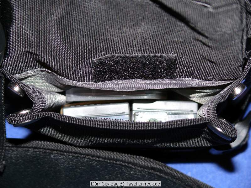 Drr City Bag\n\nFoto von Jrg Langer\n\nKommentar des Nutzers:\n\nEine kleine Fototasche die nicht nach Fototasche aussieht und genau damit wird sie m.E. Ihrem Namen "City Bag" sehr gerecht.\n\nEs passen in dieses kleine Packwunder gut rein:\n\n- eine DSLR mit einem relativ groen Standardzoom wie einem 28-300er oder einem 18-200er oder hnlichen Formfaktoren. Ein Canon 24-70 2,8L ist etwa 1 cm zu lang. In unserem "Packbeispiel hier haben wir ein 12-24 mit 82er Filterdurchmesser verwendet was deutlich grer ist als eins der genannten Reisezooms.\n\n- dazu eine 50er Festbrennweite und einen groen Systemblitz und Akkus dazu.\n\n- In die vielen kleinen und greren Reisverschluss und Kletttaschen passen dann gut, Geldbrse, PDA, Handy und CF Cards sowie anderer Kleinkram rein.\n\nDier Tasche lsst sich sehr angenehm als Schulter- oder auch Torsotasche tragen.\n\nDer Preis ist mit 35 Euro vergleichsweise gnstig und dadurch ist die Drr City Bag auch gut als "Zweittasche" haltbar.\n\nDie Verarbeitung ist sehr hochwertig und sehr robust.\n\nDie Innentasche wird mit einem Kordelverschluss verzogen/verschlossen und dadurch ist die Cam auch relativ "Wasserfest" untergebracht.\n\nLeider passt auch das Equipment der Frau wie auf 2 Bildern zu sehen hervorragend hier rein, was den Innerfamiliren Konflikt "wer nutzt welche Tasche" nicht einfacher macht ;-)\n\nTaschenfreak Empfehlung: Sehr empfehlenswert!!!!