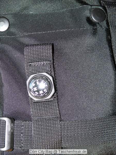 Drr City Bag\n\nFoto von Jrg Langer\n\nKommentar des Nutzers:\n\nEine kleine Fototasche die nicht nach Fototasche aussieht und genau damit wird sie m.E. Ihrem Namen "City Bag" sehr gerecht.\n\nEs passen in dieses kleine Packwunder gut rein:\n\n- eine DSLR mit einem relativ groen Standardzoom wie einem 28-300er oder einem 18-200er oder hnlichen Formfaktoren. Ein Canon 24-70 2,8L ist etwa 1 cm zu lang. In unserem "Packbeispiel hier haben wir ein 12-24 mit 82er Filterdurchmesser verwendet was deutlich grer ist als eins der genannten Reisezooms.\n\n- dazu eine 50er Festbrennweite und einen groen Systemblitz und Akkus dazu.\n\n- In die vielen kleinen und greren Reisverschluss und Kletttaschen passen dann gut, Geldbrse, PDA, Handy und CF Cards sowie anderer Kleinkram rein.\n\nDier Tasche lsst sich sehr angenehm als Schulter- oder auch Torsotasche tragen.\n\nDer Preis ist mit 35 Euro vergleichsweise gnstig und dadurch ist die Drr City Bag auch gut als "Zweittasche" haltbar.\n\nDie Verarbeitung ist sehr hochwertig und sehr robust.\n\nDie Innentasche wird mit einem Kordelverschluss verzogen/verschlossen und dadurch ist die Cam auch relativ "Wasserfest" untergebracht.\n\nLeider passt auch das Equipment der Frau wie auf 2 Bildern zu sehen hervorragend hier rein, was den Innerfamiliren Konflikt "wer nutzt welche Tasche" nicht einfacher macht ;-)\n\nTaschenfreak Empfehlung: Sehr empfehlenswert!!!!