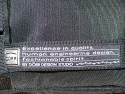 Drr City Bag\n\nFoto von Jrg Langer\n\nKommentar des Nutzers:\n\nEine kleine Fototasche die nicht nach Fototasche aussieht und genau damit wird sie m.E. Ihrem Namen "City Bag" sehr gerecht.\n\nEs passen in dieses kleine Packwunder gut rein:\n\n- eine DSLR mit einem relativ groen Standardzoom wie einem 28-300er oder einem 18-200er oder hnlichen Formfaktoren. Ein Canon 24-70 2,8L ist etwa 1 cm zu lang. In unserem "Packbeispiel hier haben wir ein 12-24 mit 82er Filterdurchmesser verwendet was deutlich grer ist als eins der genannten Reisezooms.\n\n- dazu eine 50er Festbrennweite und einen groen Systemblitz und Akkus dazu.\n\n- In die vielen kleinen und greren Reisverschluss und Kletttaschen passen dann gut, Geldbrse, PDA, Handy und CF Cards sowie anderer Kleinkram rein.\n\nDier Tasche lsst sich sehr angenehm als Schulter- oder auch Torsotasche tragen.\n\nDer Preis ist mit 35 Euro vergleichsweise gnstig und dadurch ist die Drr City Bag auch gut als "Zweittasche" haltbar.\n\nDie Verarbeitung ist sehr hochwertig und sehr robust.\n\nDie Innentasche wird mit einem Kordelverschluss verzogen/verschlossen und dadurch ist die Cam auch relativ "Wasserfest" untergebracht.\n\nLeider passt auch das Equipment der Frau wie auf 2 Bildern zu sehen hervorragend hier rein, was den Innerfamiliren Konflikt "wer nutzt welche Tasche" nicht einfacher macht ;-)\n\nTaschenfreak Empfehlung: Sehr empfehlenswert!!!!
