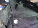 Drr City Bag\n\nFoto von Jrg Langer\n\nKommentar des Nutzers:\n\nEine kleine Fototasche die nicht nach Fototasche aussieht und genau damit wird sie m.E. Ihrem Namen "City Bag" sehr gerecht.\n\nEs passen in dieses kleine Packwunder gut rein:\n\n- eine DSLR mit einem relativ groen Standardzoom wie einem 28-300er oder einem 18-200er oder hnlichen Formfaktoren. Ein Canon 24-70 2,8L ist etwa 1 cm zu lang. In unserem "Packbeispiel hier haben wir ein 12-24 mit 82er Filterdurchmesser verwendet was deutlich grer ist als eins der genannten Reisezooms.\n\n- dazu eine 50er Festbrennweite und einen groen Systemblitz und Akkus dazu.\n\n- In die vielen kleinen und greren Reisverschluss und Kletttaschen passen dann gut, Geldbrse, PDA, Handy und CF Cards sowie anderer Kleinkram rein.\n\nDier Tasche lsst sich sehr angenehm als Schulter- oder auch Torsotasche tragen.\n\nDer Preis ist mit 35 Euro vergleichsweise gnstig und dadurch ist die Drr City Bag auch gut als "Zweittasche" haltbar.\n\nDie Verarbeitung ist sehr hochwertig und sehr robust.\n\nDie Innentasche wird mit einem Kordelverschluss verzogen/verschlossen und dadurch ist die Cam auch relativ "Wasserfest" untergebracht.\n\nLeider passt auch das Equipment der Frau wie auf 2 Bildern zu sehen hervorragend hier rein, was den Innerfamiliren Konflikt "wer nutzt welche Tasche" nicht einfacher macht ;-)\n\nTaschenfreak Empfehlung: Sehr empfehlenswert!!!!
