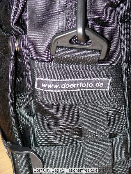 Drr City Bag\n\nFoto von Jrg Langer\n\nKommentar des Nutzers:\n\nEine kleine Fototasche die nicht nach Fototasche aussieht und genau damit wird sie m.E. Ihrem Namen "City Bag" sehr gerecht.\n\nEs passen in dieses kleine Packwunder gut rein:\n\n- eine DSLR mit einem relativ groen Standardzoom wie einem 28-300er oder einem 18-200er oder hnlichen Formfaktoren. Ein Canon 24-70 2,8L ist etwa 1 cm zu lang. In unserem "Packbeispiel hier haben wir ein 12-24 mit 82er Filterdurchmesser verwendet was deutlich grer ist als eins der genannten Reisezooms.\n\n- dazu eine 50er Festbrennweite und einen groen Systemblitz und Akkus dazu.\n\n- In die vielen kleinen und greren Reisverschluss und Kletttaschen passen dann gut, Geldbrse, PDA, Handy und CF Cards sowie anderer Kleinkram rein.\n\nDier Tasche lsst sich sehr angenehm als Schulter- oder auch Torsotasche tragen.\n\nDer Preis ist mit 35 Euro vergleichsweise gnstig und dadurch ist die Drr City Bag auch gut als "Zweittasche" haltbar.\n\nDie Verarbeitung ist sehr hochwertig und sehr robust.\n\nDie Innentasche wird mit einem Kordelverschluss verzogen/verschlossen und dadurch ist die Cam auch relativ "Wasserfest" untergebracht.\n\nLeider passt auch das Equipment der Frau wie auf 2 Bildern zu sehen hervorragend hier rein, was den Innerfamiliren Konflikt "wer nutzt welche Tasche" nicht einfacher macht ;-)\n\nTaschenfreak Empfehlung: Sehr empfehlenswert!!!!