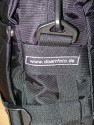 Drr City Bag\n\nFoto von Jrg Langer\n\nKommentar des Nutzers:\n\nEine kleine Fototasche die nicht nach Fototasche aussieht und genau damit wird sie m.E. Ihrem Namen "City Bag" sehr gerecht.\n\nEs passen in dieses kleine Packwunder gut rein:\n\n- eine DSLR mit einem relativ groen Standardzoom wie einem 28-300er oder einem 18-200er oder hnlichen Formfaktoren. Ein Canon 24-70 2,8L ist etwa 1 cm zu lang. In unserem "Packbeispiel hier haben wir ein 12-24 mit 82er Filterdurchmesser verwendet was deutlich grer ist als eins der genannten Reisezooms.\n\n- dazu eine 50er Festbrennweite und einen groen Systemblitz und Akkus dazu.\n\n- In die vielen kleinen und greren Reisverschluss und Kletttaschen passen dann gut, Geldbrse, PDA, Handy und CF Cards sowie anderer Kleinkram rein.\n\nDier Tasche lsst sich sehr angenehm als Schulter- oder auch Torsotasche tragen.\n\nDer Preis ist mit 35 Euro vergleichsweise gnstig und dadurch ist die Drr City Bag auch gut als "Zweittasche" haltbar.\n\nDie Verarbeitung ist sehr hochwertig und sehr robust.\n\nDie Innentasche wird mit einem Kordelverschluss verzogen/verschlossen und dadurch ist die Cam auch relativ "Wasserfest" untergebracht.\n\nLeider passt auch das Equipment der Frau wie auf 2 Bildern zu sehen hervorragend hier rein, was den Innerfamiliren Konflikt "wer nutzt welche Tasche" nicht einfacher macht ;-)\n\nTaschenfreak Empfehlung: Sehr empfehlenswert!!!!