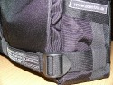 Drr City Bag\n\nFoto von Jrg Langer\n\nKommentar des Nutzers:\n\nEine kleine Fototasche die nicht nach Fototasche aussieht und genau damit wird sie m.E. Ihrem Namen "City Bag" sehr gerecht.\n\nEs passen in dieses kleine Packwunder gut rein:\n\n- eine DSLR mit einem relativ groen Standardzoom wie einem 28-300er oder einem 18-200er oder hnlichen Formfaktoren. Ein Canon 24-70 2,8L ist etwa 1 cm zu lang. In unserem "Packbeispiel hier haben wir ein 12-24 mit 82er Filterdurchmesser verwendet was deutlich grer ist als eins der genannten Reisezooms.\n\n- dazu eine 50er Festbrennweite und einen groen Systemblitz und Akkus dazu.\n\n- In die vielen kleinen und greren Reisverschluss und Kletttaschen passen dann gut, Geldbrse, PDA, Handy und CF Cards sowie anderer Kleinkram rein.\n\nDier Tasche lsst sich sehr angenehm als Schulter- oder auch Torsotasche tragen.\n\nDer Preis ist mit 35 Euro vergleichsweise gnstig und dadurch ist die Drr City Bag auch gut als "Zweittasche" haltbar.\n\nDie Verarbeitung ist sehr hochwertig und sehr robust.\n\nDie Innentasche wird mit einem Kordelverschluss verzogen/verschlossen und dadurch ist die Cam auch relativ "Wasserfest" untergebracht.\n\nLeider passt auch das Equipment der Frau wie auf 2 Bildern zu sehen hervorragend hier rein, was den Innerfamiliren Konflikt "wer nutzt welche Tasche" nicht einfacher macht ;-)\n\nTaschenfreak Empfehlung: Sehr empfehlenswert!!!!