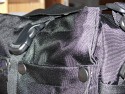 Drr City Bag\n\nFoto von Jrg Langer\n\nKommentar des Nutzers:\n\nEine kleine Fototasche die nicht nach Fototasche aussieht und genau damit wird sie m.E. Ihrem Namen "City Bag" sehr gerecht.\n\nEs passen in dieses kleine Packwunder gut rein:\n\n- eine DSLR mit einem relativ groen Standardzoom wie einem 28-300er oder einem 18-200er oder hnlichen Formfaktoren. Ein Canon 24-70 2,8L ist etwa 1 cm zu lang. In unserem "Packbeispiel hier haben wir ein 12-24 mit 82er Filterdurchmesser verwendet was deutlich grer ist als eins der genannten Reisezooms.\n\n- dazu eine 50er Festbrennweite und einen groen Systemblitz und Akkus dazu.\n\n- In die vielen kleinen und greren Reisverschluss und Kletttaschen passen dann gut, Geldbrse, PDA, Handy und CF Cards sowie anderer Kleinkram rein.\n\nDier Tasche lsst sich sehr angenehm als Schulter- oder auch Torsotasche tragen.\n\nDer Preis ist mit 35 Euro vergleichsweise gnstig und dadurch ist die Drr City Bag auch gut als "Zweittasche" haltbar.\n\nDie Verarbeitung ist sehr hochwertig und sehr robust.\n\nDie Innentasche wird mit einem Kordelverschluss verzogen/verschlossen und dadurch ist die Cam auch relativ "Wasserfest" untergebracht.\n\nLeider passt auch das Equipment der Frau wie auf 2 Bildern zu sehen hervorragend hier rein, was den Innerfamiliren Konflikt "wer nutzt welche Tasche" nicht einfacher macht ;-)\n\nTaschenfreak Empfehlung: Sehr empfehlenswert!!!!