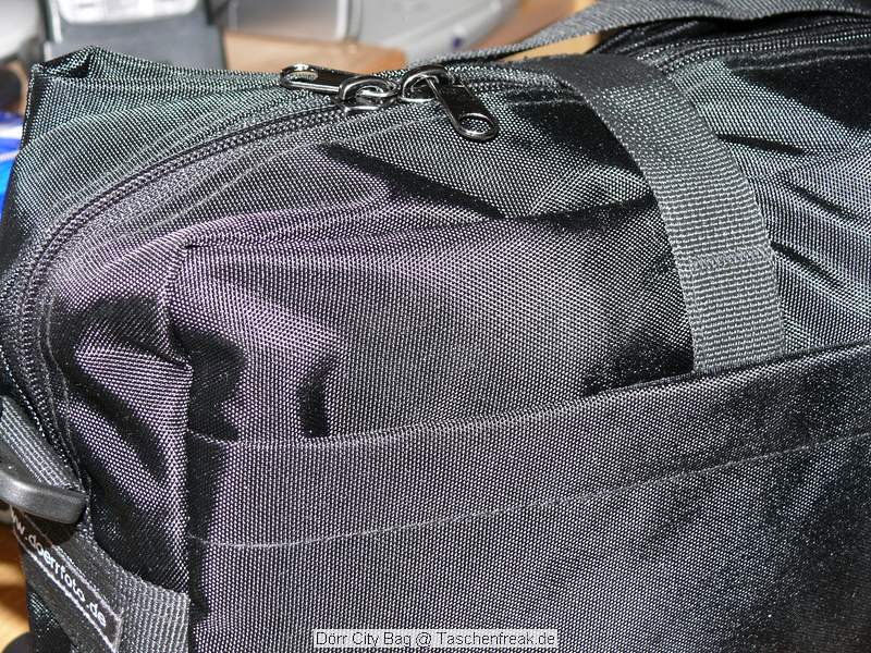 Drr City Bag\n\nFoto von Jrg Langer\n\nKommentar des Nutzers:\n\nEine kleine Fototasche die nicht nach Fototasche aussieht und genau damit wird sie m.E. Ihrem Namen "City Bag" sehr gerecht.\n\nEs passen in dieses kleine Packwunder gut rein:\n\n- eine DSLR mit einem relativ groen Standardzoom wie einem 28-300er oder einem 18-200er oder hnlichen Formfaktoren. Ein Canon 24-70 2,8L ist etwa 1 cm zu lang. In unserem "Packbeispiel hier haben wir ein 12-24 mit 82er Filterdurchmesser verwendet was deutlich grer ist als eins der genannten Reisezooms.\n\n- dazu eine 50er Festbrennweite und einen groen Systemblitz und Akkus dazu.\n\n- In die vielen kleinen und greren Reisverschluss und Kletttaschen passen dann gut, Geldbrse, PDA, Handy und CF Cards sowie anderer Kleinkram rein.\n\nDier Tasche lsst sich sehr angenehm als Schulter- oder auch Torsotasche tragen.\n\nDer Preis ist mit 35 Euro vergleichsweise gnstig und dadurch ist die Drr City Bag auch gut als "Zweittasche" haltbar.\n\nDie Verarbeitung ist sehr hochwertig und sehr robust.\n\nDie Innentasche wird mit einem Kordelverschluss verzogen/verschlossen und dadurch ist die Cam auch relativ "Wasserfest" untergebracht.\n\nLeider passt auch das Equipment der Frau wie auf 2 Bildern zu sehen hervorragend hier rein, was den Innerfamiliren Konflikt "wer nutzt welche Tasche" nicht einfacher macht ;-)\n\nTaschenfreak Empfehlung: Sehr empfehlenswert!!!!