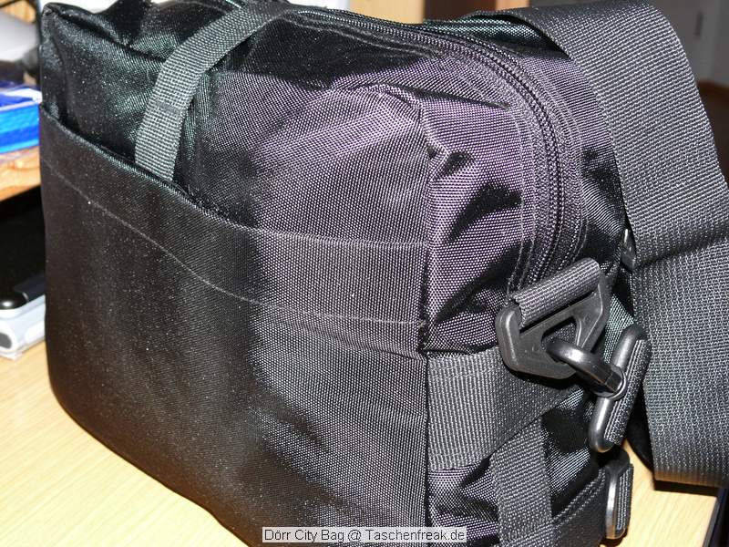 Drr City Bag\n\nFoto von Jrg Langer\n\nKommentar des Nutzers:\n\nEine kleine Fototasche die nicht nach Fototasche aussieht und genau damit wird sie m.E. Ihrem Namen "City Bag" sehr gerecht.\n\nEs passen in dieses kleine Packwunder gut rein:\n\n- eine DSLR mit einem relativ groen Standardzoom wie einem 28-300er oder einem 18-200er oder hnlichen Formfaktoren. Ein Canon 24-70 2,8L ist etwa 1 cm zu lang. In unserem "Packbeispiel hier haben wir ein 12-24 mit 82er Filterdurchmesser verwendet was deutlich grer ist als eins der genannten Reisezooms.\n\n- dazu eine 50er Festbrennweite und einen groen Systemblitz und Akkus dazu.\n\n- In die vielen kleinen und greren Reisverschluss und Kletttaschen passen dann gut, Geldbrse, PDA, Handy und CF Cards sowie anderer Kleinkram rein.\n\nDier Tasche lsst sich sehr angenehm als Schulter- oder auch Torsotasche tragen.\n\nDer Preis ist mit 35 Euro vergleichsweise gnstig und dadurch ist die Drr City Bag auch gut als "Zweittasche" haltbar.\n\nDie Verarbeitung ist sehr hochwertig und sehr robust.\n\nDie Innentasche wird mit einem Kordelverschluss verzogen/verschlossen und dadurch ist die Cam auch relativ "Wasserfest" untergebracht.\n\nLeider passt auch das Equipment der Frau wie auf 2 Bildern zu sehen hervorragend hier rein, was den Innerfamiliren Konflikt "wer nutzt welche Tasche" nicht einfacher macht ;-)\n\nTaschenfreak Empfehlung: Sehr empfehlenswert!!!!