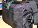 Drr City Bag\n\nFoto von Jrg Langer\n\nKommentar des Nutzers:\n\nEine kleine Fototasche die nicht nach Fototasche aussieht und genau damit wird sie m.E. Ihrem Namen "City Bag" sehr gerecht.\n\nEs passen in dieses kleine Packwunder gut rein:\n\n- eine DSLR mit einem relativ groen Standardzoom wie einem 28-300er oder einem 18-200er oder hnlichen Formfaktoren. Ein Canon 24-70 2,8L ist etwa 1 cm zu lang. In unserem "Packbeispiel hier haben wir ein 12-24 mit 82er Filterdurchmesser verwendet was deutlich grer ist als eins der genannten Reisezooms.\n\n- dazu eine 50er Festbrennweite und einen groen Systemblitz und Akkus dazu.\n\n- In die vielen kleinen und greren Reisverschluss und Kletttaschen passen dann gut, Geldbrse, PDA, Handy und CF Cards sowie anderer Kleinkram rein.\n\nDier Tasche lsst sich sehr angenehm als Schulter- oder auch Torsotasche tragen.\n\nDer Preis ist mit 35 Euro vergleichsweise gnstig und dadurch ist die Drr City Bag auch gut als "Zweittasche" haltbar.\n\nDie Verarbeitung ist sehr hochwertig und sehr robust.\n\nDie Innentasche wird mit einem Kordelverschluss verzogen/verschlossen und dadurch ist die Cam auch relativ "Wasserfest" untergebracht.\n\nLeider passt auch das Equipment der Frau wie auf 2 Bildern zu sehen hervorragend hier rein, was den Innerfamiliren Konflikt "wer nutzt welche Tasche" nicht einfacher macht ;-)\n\nTaschenfreak Empfehlung: Sehr empfehlenswert!!!!