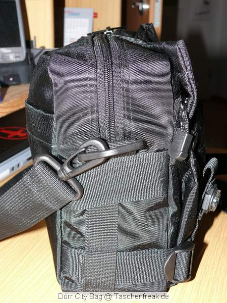 Drr City Bag\n\nFoto von Jrg Langer\n\nKommentar des Nutzers:\n\nEine kleine Fototasche die nicht nach Fototasche aussieht und genau damit wird sie m.E. Ihrem Namen "City Bag" sehr gerecht.\n\nEs passen in dieses kleine Packwunder gut rein:\n\n- eine DSLR mit einem relativ groen Standardzoom wie einem 28-300er oder einem 18-200er oder hnlichen Formfaktoren. Ein Canon 24-70 2,8L ist etwa 1 cm zu lang. In unserem "Packbeispiel hier haben wir ein 12-24 mit 82er Filterdurchmesser verwendet was deutlich grer ist als eins der genannten Reisezooms.\n\n- dazu eine 50er Festbrennweite und einen groen Systemblitz und Akkus dazu.\n\n- In die vielen kleinen und greren Reisverschluss und Kletttaschen passen dann gut, Geldbrse, PDA, Handy und CF Cards sowie anderer Kleinkram rein.\n\nDier Tasche lsst sich sehr angenehm als Schulter- oder auch Torsotasche tragen.\n\nDer Preis ist mit 35 Euro vergleichsweise gnstig und dadurch ist die Drr City Bag auch gut als "Zweittasche" haltbar.\n\nDie Verarbeitung ist sehr hochwertig und sehr robust.\n\nDie Innentasche wird mit einem Kordelverschluss verzogen/verschlossen und dadurch ist die Cam auch relativ "Wasserfest" untergebracht.\n\nLeider passt auch das Equipment der Frau wie auf 2 Bildern zu sehen hervorragend hier rein, was den Innerfamiliren Konflikt "wer nutzt welche Tasche" nicht einfacher macht ;-)\n\nTaschenfreak Empfehlung: Sehr empfehlenswert!!!!