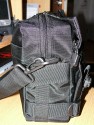 Drr City Bag\n\nFoto von Jrg Langer\n\nKommentar des Nutzers:\n\nEine kleine Fototasche die nicht nach Fototasche aussieht und genau damit wird sie m.E. Ihrem Namen "City Bag" sehr gerecht.\n\nEs passen in dieses kleine Packwunder gut rein:\n\n- eine DSLR mit einem relativ groen Standardzoom wie einem 28-300er oder einem 18-200er oder hnlichen Formfaktoren. Ein Canon 24-70 2,8L ist etwa 1 cm zu lang. In unserem "Packbeispiel hier haben wir ein 12-24 mit 82er Filterdurchmesser verwendet was deutlich grer ist als eins der genannten Reisezooms.\n\n- dazu eine 50er Festbrennweite und einen groen Systemblitz und Akkus dazu.\n\n- In die vielen kleinen und greren Reisverschluss und Kletttaschen passen dann gut, Geldbrse, PDA, Handy und CF Cards sowie anderer Kleinkram rein.\n\nDier Tasche lsst sich sehr angenehm als Schulter- oder auch Torsotasche tragen.\n\nDer Preis ist mit 35 Euro vergleichsweise gnstig und dadurch ist die Drr City Bag auch gut als "Zweittasche" haltbar.\n\nDie Verarbeitung ist sehr hochwertig und sehr robust.\n\nDie Innentasche wird mit einem Kordelverschluss verzogen/verschlossen und dadurch ist die Cam auch relativ "Wasserfest" untergebracht.\n\nLeider passt auch das Equipment der Frau wie auf 2 Bildern zu sehen hervorragend hier rein, was den Innerfamiliren Konflikt "wer nutzt welche Tasche" nicht einfacher macht ;-)\n\nTaschenfreak Empfehlung: Sehr empfehlenswert!!!!