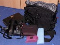 Drr City Bag\n\nFoto von Jrg Langer\n\nKommentar des Nutzers:\n\nEine kleine Fototasche die nicht nach Fototasche aussieht und genau damit wird sie m.E. Ihrem Namen "City Bag" sehr gerecht.\n\nEs passen in dieses kleine Packwunder gut rein:\n\n- eine DSLR mit einem relativ groen Standardzoom wie einem 28-300er oder einem 18-200er oder hnlichen Formfaktoren. Ein Canon 24-70 2,8L ist etwa 1 cm zu lang. In unserem "Packbeispiel hier haben wir ein 12-24 mit 82er Filterdurchmesser verwendet was deutlich grer ist als eins der genannten Reisezooms.\n\n- dazu eine 50er Festbrennweite und einen groen Systemblitz und Akkus dazu.\n\n- In die vielen kleinen und greren Reisverschluss und Kletttaschen passen dann gut, Geldbrse, PDA, Handy und CF Cards sowie anderer Kleinkram rein.\n\nDier Tasche lsst sich sehr angenehm als Schulter- oder auch Torsotasche tragen.\n\nDer Preis ist mit 35 Euro vergleichsweise gnstig und dadurch ist die Drr City Bag auch gut als "Zweittasche" haltbar.\n\nDie Verarbeitung ist sehr hochwertig und sehr robust.\n\nDie Innentasche wird mit einem Kordelverschluss verzogen/verschlossen und dadurch ist die Cam auch relativ "Wasserfest" untergebracht.\n\nLeider passt auch das Equipment der Frau wie auf 2 Bildern zu sehen hervorragend hier rein, was den Innerfamiliren Konflikt "wer nutzt welche Tasche" nicht einfacher macht ;-)\n\nTaschenfreak Empfehlung: Sehr empfehlenswert!!!!