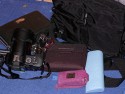 Drr City Bag\n\nFoto von Jrg Langer\n\nKommentar des Nutzers:\n\nEine kleine Fototasche die nicht nach Fototasche aussieht und genau damit wird sie m.E. Ihrem Namen "City Bag" sehr gerecht.\n\nEs passen in dieses kleine Packwunder gut rein:\n\n- eine DSLR mit einem relativ groen Standardzoom wie einem 28-300er oder einem 18-200er oder hnlichen Formfaktoren. Ein Canon 24-70 2,8L ist etwa 1 cm zu lang. In unserem "Packbeispiel hier haben wir ein 12-24 mit 82er Filterdurchmesser verwendet was deutlich grer ist als eins der genannten Reisezooms.\n\n- dazu eine 50er Festbrennweite und einen groen Systemblitz und Akkus dazu.\n\n- In die vielen kleinen und greren Reisverschluss und Kletttaschen passen dann gut, Geldbrse, PDA, Handy und CF Cards sowie anderer Kleinkram rein.\n\nDier Tasche lsst sich sehr angenehm als Schulter- oder auch Torsotasche tragen.\n\nDer Preis ist mit 35 Euro vergleichsweise gnstig und dadurch ist die Drr City Bag auch gut als "Zweittasche" haltbar.\n\nDie Verarbeitung ist sehr hochwertig und sehr robust.\n\nDie Innentasche wird mit einem Kordelverschluss verzogen/verschlossen und dadurch ist die Cam auch relativ "Wasserfest" untergebracht.\n\nLeider passt auch das Equipment der Frau wie auf 2 Bildern zu sehen hervorragend hier rein, was den Innerfamiliren Konflikt "wer nutzt welche Tasche" nicht einfacher macht ;-)\n\nTaschenfreak Empfehlung: Sehr empfehlenswert!!!!
