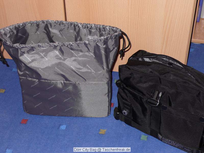 Drr City Bag\n\nFoto von Jrg Langer\n\nKommentar des Nutzers:\n\nEine kleine Fototasche die nicht nach Fototasche aussieht und genau damit wird sie m.E. Ihrem Namen "City Bag" sehr gerecht.\n\nEs passen in dieses kleine Packwunder gut rein:\n\n- eine DSLR mit einem relativ groen Standardzoom wie einem 28-300er oder einem 18-200er oder hnlichen Formfaktoren. Ein Canon 24-70 2,8L ist etwa 1 cm zu lang. In unserem "Packbeispiel hier haben wir ein 12-24 mit 82er Filterdurchmesser verwendet was deutlich grer ist als eins der genannten Reisezooms.\n\n- dazu eine 50er Festbrennweite und einen groen Systemblitz und Akkus dazu.\n\n- In die vielen kleinen und greren Reisverschluss und Kletttaschen passen dann gut, Geldbrse, PDA, Handy und CF Cards sowie anderer Kleinkram rein.\n\nDier Tasche lsst sich sehr angenehm als Schulter- oder auch Torsotasche tragen.\n\nDer Preis ist mit 35 Euro vergleichsweise gnstig und dadurch ist die Drr City Bag auch gut als "Zweittasche" haltbar.\n\nDie Verarbeitung ist sehr hochwertig und sehr robust.\n\nDie Innentasche wird mit einem Kordelverschluss verzogen/verschlossen und dadurch ist die Cam auch relativ "Wasserfest" untergebracht.\n\nLeider passt auch das Equipment der Frau wie auf 2 Bildern zu sehen hervorragend hier rein, was den Innerfamiliren Konflikt "wer nutzt welche Tasche" nicht einfacher macht ;-)\n\nTaschenfreak Empfehlung: Sehr empfehlenswert!!!!