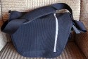 DRR - SOUTHBULL BIG\n\nFoto und Text von Jrg Sanders - VIELEN DANK!\n\nKommentar:\n\nDiese Tasche bietet ausreichend Platz fr eine kleine Fotoausrstung samt zweitem/drittem Objektiv und Blitz sowie vielerlei Kleinkram. Ihr Vortel: hnlich wie bei den New Delhi-Modellen von Crumpler lsst sich das Foto-Pouch herausnehmen, so kann die Tasche als normale Umhngetasche getragen werden. Wenngleich das Design etwas langweilig wirkt, peppt der Cord-Stoff die Tasche deutlich auf. Die Aufteilung ist variabel, zahlreiche Zubehrfcher bieten viel Platz fr Kabel, Akkus etc. Die Polsterung ist gut. Die Tasche schliet per Klett, zustzlich per Reiverschluss\nBei Foto Kster habe ich fr die Tasche lediglich 34,90 zzgl. 3,99 Versand gezahlt - diese Preis-Leistungsverhltnis ist in dieser Gre bei dieser Ausstattung konkurrenzlos. Der Tragegurt ist in der Lnge verstellbar und mit einem Schulterpolster ausgestattet. Die Klemmung zur Lngeneinstellung des Gurts wirkt als einziges Teil wenig hochwertig, hier bin ich unsicher, ob das Teil lange hlt. Nicht zuletzt bietet die Tasche die Mglichkeit, ber den Griff eines Koffers geklemmt/gestlpt zu werden.\n\nBeste Gre,\n\nJrg\n\np.s.: Die kleine Auentasche gehrt nicht zur Tasche!