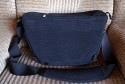 DRR - SOUTHBULL BIG\n\nFoto und Text von Jrg Sanders - VIELEN DANK!\n\nKommentar:\n\nDiese Tasche bietet ausreichend Platz fr eine kleine Fotoausrstung samt zweitem/drittem Objektiv und Blitz sowie vielerlei Kleinkram. Ihr Vortel: hnlich wie bei den New Delhi-Modellen von Crumpler lsst sich das Foto-Pouch herausnehmen, so kann die Tasche als normale Umhngetasche getragen werden. Wenngleich das Design etwas langweilig wirkt, peppt der Cord-Stoff die Tasche deutlich auf. Die Aufteilung ist variabel, zahlreiche Zubehrfcher bieten viel Platz fr Kabel, Akkus etc. Die Polsterung ist gut. Die Tasche schliet per Klett, zustzlich per Reiverschluss\nBei Foto Kster habe ich fr die Tasche lediglich 34,90 zzgl. 3,99 Versand gezahlt - diese Preis-Leistungsverhltnis ist in dieser Gre bei dieser Ausstattung konkurrenzlos. Der Tragegurt ist in der Lnge verstellbar und mit einem Schulterpolster ausgestattet. Die Klemmung zur Lngeneinstellung des Gurts wirkt als einziges Teil wenig hochwertig, hier bin ich unsicher, ob das Teil lange hlt. Nicht zuletzt bietet die Tasche die Mglichkeit, ber den Griff eines Koffers geklemmt/gestlpt zu werden.\n\nBeste Gre,\n\nJrg\n\np.s.: Die kleine Auentasche gehrt nicht zur Tasche!