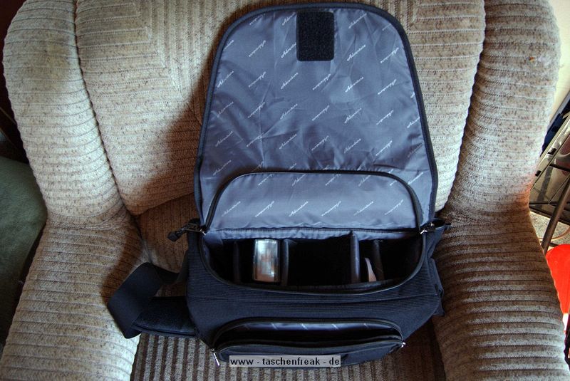 DRR - SOUTHBULL BIG\n\nFoto und Text von Jrg Sanders - VIELEN DANK!\n\nKommentar:\n\nDiese Tasche bietet ausreichend Platz fr eine kleine Fotoausrstung samt zweitem/drittem Objektiv und Blitz sowie vielerlei Kleinkram. Ihr Vortel: hnlich wie bei den New Delhi-Modellen von Crumpler lsst sich das Foto-Pouch herausnehmen, so kann die Tasche als normale Umhngetasche getragen werden. Wenngleich das Design etwas langweilig wirkt, peppt der Cord-Stoff die Tasche deutlich auf. Die Aufteilung ist variabel, zahlreiche Zubehrfcher bieten viel Platz fr Kabel, Akkus etc. Die Polsterung ist gut. Die Tasche schliet per Klett, zustzlich per Reiverschluss\nBei Foto Kster habe ich fr die Tasche lediglich 34,90 zzgl. 3,99 Versand gezahlt - diese Preis-Leistungsverhltnis ist in dieser Gre bei dieser Ausstattung konkurrenzlos. Der Tragegurt ist in der Lnge verstellbar und mit einem Schulterpolster ausgestattet. Die Klemmung zur Lngeneinstellung des Gurts wirkt als einziges Teil wenig hochwertig, hier bin ich unsicher, ob das Teil lange hlt. Nicht zuletzt bietet die Tasche die Mglichkeit, ber den Griff eines Koffers geklemmt/gestlpt zu werden.\n\nBeste Gre,\n\nJrg\n\np.s.: Die kleine Auentasche gehrt nicht zur Tasche!
