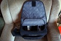 DRR - SOUTHBULL BIG\n\nFoto und Text von Jrg Sanders - VIELEN DANK!\n\nKommentar:\n\nDiese Tasche bietet ausreichend Platz fr eine kleine Fotoausrstung samt zweitem/drittem Objektiv und Blitz sowie vielerlei Kleinkram. Ihr Vortel: hnlich wie bei den New Delhi-Modellen von Crumpler lsst sich das Foto-Pouch herausnehmen, so kann die Tasche als normale Umhngetasche getragen werden. Wenngleich das Design etwas langweilig wirkt, peppt der Cord-Stoff die Tasche deutlich auf. Die Aufteilung ist variabel, zahlreiche Zubehrfcher bieten viel Platz fr Kabel, Akkus etc. Die Polsterung ist gut. Die Tasche schliet per Klett, zustzlich per Reiverschluss\nBei Foto Kster habe ich fr die Tasche lediglich 34,90 zzgl. 3,99 Versand gezahlt - diese Preis-Leistungsverhltnis ist in dieser Gre bei dieser Ausstattung konkurrenzlos. Der Tragegurt ist in der Lnge verstellbar und mit einem Schulterpolster ausgestattet. Die Klemmung zur Lngeneinstellung des Gurts wirkt als einziges Teil wenig hochwertig, hier bin ich unsicher, ob das Teil lange hlt. Nicht zuletzt bietet die Tasche die Mglichkeit, ber den Griff eines Koffers geklemmt/gestlpt zu werden.\n\nBeste Gre,\n\nJrg\n\np.s.: Die kleine Auentasche gehrt nicht zur Tasche!