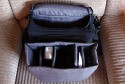DRR - SOUTHBULL BIG\n\nFoto und Text von Jrg Sanders - VIELEN DANK!\n\nKommentar:\n\nDiese Tasche bietet ausreichend Platz fr eine kleine Fotoausrstung samt zweitem/drittem Objektiv und Blitz sowie vielerlei Kleinkram. Ihr Vortel: hnlich wie bei den New Delhi-Modellen von Crumpler lsst sich das Foto-Pouch herausnehmen, so kann die Tasche als normale Umhngetasche getragen werden. Wenngleich das Design etwas langweilig wirkt, peppt der Cord-Stoff die Tasche deutlich auf. Die Aufteilung ist variabel, zahlreiche Zubehrfcher bieten viel Platz fr Kabel, Akkus etc. Die Polsterung ist gut. Die Tasche schliet per Klett, zustzlich per Reiverschluss\nBei Foto Kster habe ich fr die Tasche lediglich 34,90 zzgl. 3,99 Versand gezahlt - diese Preis-Leistungsverhltnis ist in dieser Gre bei dieser Ausstattung konkurrenzlos. Der Tragegurt ist in der Lnge verstellbar und mit einem Schulterpolster ausgestattet. Die Klemmung zur Lngeneinstellung des Gurts wirkt als einziges Teil wenig hochwertig, hier bin ich unsicher, ob das Teil lange hlt. Nicht zuletzt bietet die Tasche die Mglichkeit, ber den Griff eines Koffers geklemmt/gestlpt zu werden.\n\nBeste Gre,\n\nJrg\n\np.s.: Die kleine Auentasche gehrt nicht zur Tasche!