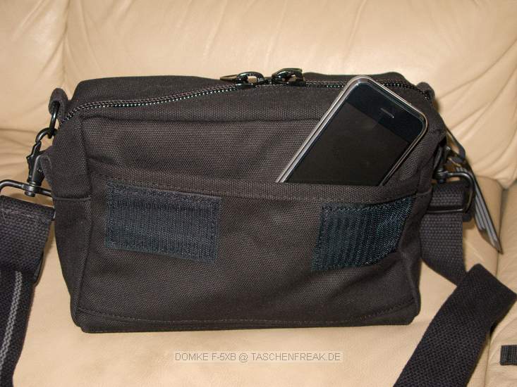 DOMKE F-5XB\n\nFoto und Text von www.taschenfreak.de - Jrg Langer\n\nKommentar:\n\nHi all,\n\nda mir bei meiner damaligen Suche keiner so richtig sagen konnte ob eine 5D mit 35 1,4 und ein loses 135 2.0 in die kleine Domke passt, habe ich mir eine kommen lassen. Wenn es nicht gepasst htte wre diese eben als "Hlle" fr die Kompakte G9 durchgegangen.\n\nAber - siehe da - es passt bestens. Ich habe Euch und fr Taschenfreak ein paar Bilder gemacht. \n\nEs passt gut eine DSLR ohne BG rein mit angesetzter Linse (in meinem Fall ein 35 1.4L mit ungedrehter Geli, ein loses 135 2.0 und ein Telekonverter, sowie mein kleiner Reiseblitz - der 220EX. Anstelle des 220EX ginge auch ein 85er rein und anstelle von TC und 220E ginge auch das 20er 2.8 rein.\n\nVielleicht hilfts ja dem einen oder anderen ...\n\nLiebe Grsse\n\nJrg\nwww.taschenfreak.de