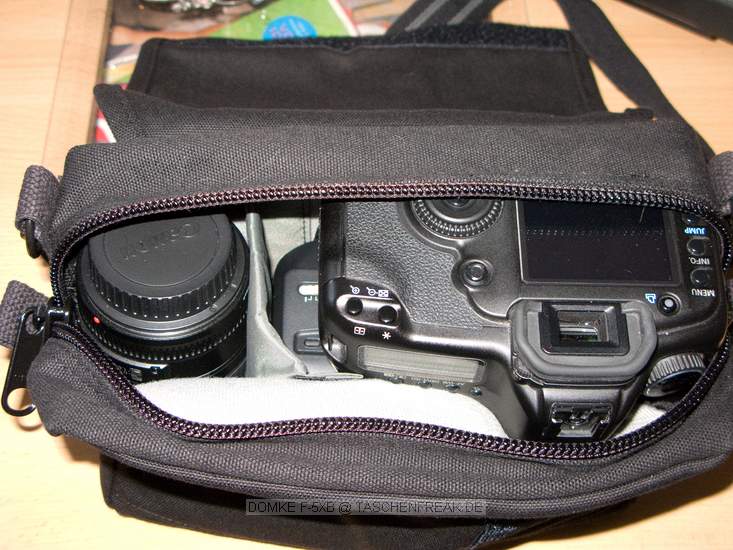DOMKE F-5XB\n\nFoto und Text von www.taschenfreak.de - J�rg Langer\n\nKommentar:\n\nHi all,\n\nda mir bei meiner damaligen Suche keiner so richtig sagen konnte ob eine 5D mit 35 1,4 und ein loses 135 2.0 in die kleine Domke passt, habe ich mir eine kommen lassen. Wenn es nicht gepasst h�tte w�re diese eben als "H�lle" f�r die Kompakte G9 durchgegangen.\n\nAber - siehe da - es passt bestens. Ich habe Euch und f�r Taschenfreak ein paar Bilder gemacht. \n\nEs passt gut eine DSLR ohne BG rein mit angesetzter Linse (in meinem Fall ein 35 1.4L mit ungedrehter Geli, ein loses 135 2.0 und ein Telekonverter, sowie mein kleiner Reiseblitz - der 220EX. Anstelle des 220EX ginge auch ein 85er rein und anstelle von TC und 220E ginge auch das 20er 2.8 rein.\n\nVielleicht hilft�s ja dem einen oder anderen ...\n\nLiebe Gr�sse\n\nJ�rg\nwww.taschenfreak.de