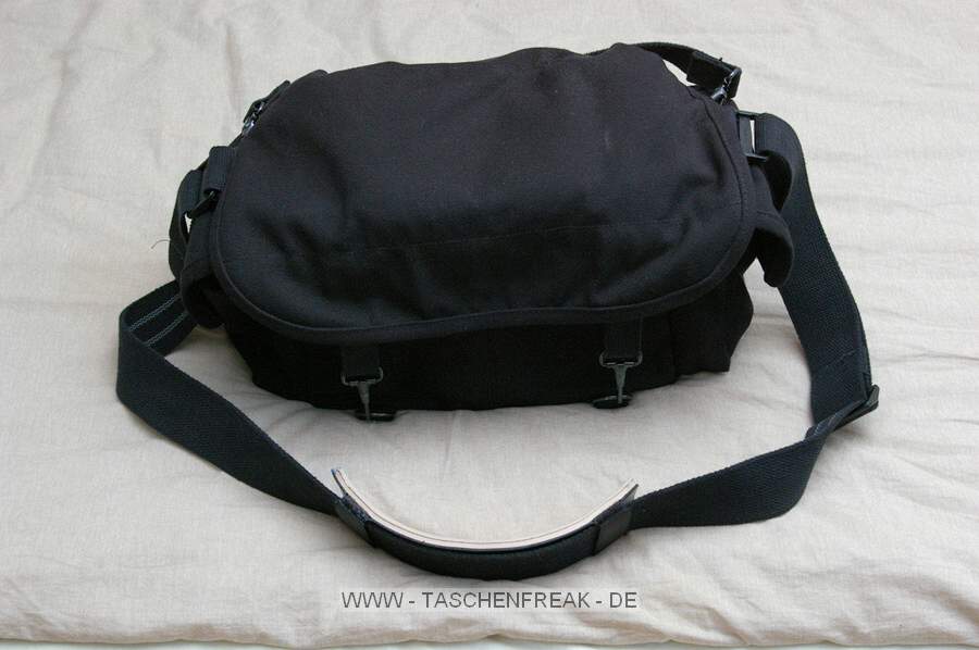 DOMKE F2\n\nFoto und Text von Lennart Wiedemuth - VIELEN DANK!\n\nKommentar:\n\nHallo Jörg,\neine neue Tasche ein neuer Bericht an dich ;).\n\nAlso ich habe mir die Domk F-2 in den USA bei Calumet für 124.99$ gekauft und zusätzlich noch ein Shoulderpad für 18.99$.\nDas Pad erleichtert das tragen um WELTEN um nicht von Galaxien zu sprechen ;). Wirklich sehr angenehm die Sache.\n\nGekauft wurde die Tasche für Documentary und Photojournalism damit man das was man braucht mit nehmen und auch schnell parat hat.\nIch fülle sie zu 50% wie auf Bild zwei (1DII, 17-40 F4, 50mm F1.4, Akku, Cleaning, Ipod und ein Block) in weiteren 40% wird die 1DII durch die 1N ersetzt und ein paar Filme kommen dazu.\nMan kann sie allerdings auch komplett voll machen, zum Beispiel für Sport oder ähnliches mit einer Remote PW's etc etc.\n\nDer "Deckel" lässt sich schnell über zwei Klipse öffnen und schliessen, kann aber auch offen gelassen werden denn das Klett hält recht gut.\nDie 2 kleinen Fronttaschen sind für meinen Geschmack etwas zu klein (mein 550EX geht da nicht rein) dafür ist die kleine Außentasche auf der hinterseite der Tasche sehr praktisch, für Handys, Stifte oder Zeitungen.\n\nBesten Gruß,\nLennart
