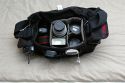 DOMKE F2\n\nFoto und Text von Lennart Wiedemuth - VIELEN DANK!\n\nKommentar:\n\nHallo Jrg,\neine neue Tasche ein neuer Bericht an dich ;).\n\nAlso ich habe mir die Domk F-2 in den USA bei Calumet fr 124.99$ gekauft und zustzlich noch ein Shoulderpad fr 18.99$.\nDas Pad erleichtert das tragen um WELTEN um nicht von Galaxien zu sprechen ;). Wirklich sehr angenehm die Sache.\n\nGekauft wurde die Tasche fr Documentary und Photojournalism damit man das was man braucht mit nehmen und auch schnell parat hat.\nIch flle sie zu 50% wie auf Bild zwei (1DII, 17-40 F4, 50mm F1.4, Akku, Cleaning, Ipod und ein Block) in weiteren 40% wird die 1DII durch die 1N ersetzt und ein paar Filme kommen dazu.\nMan kann sie allerdings auch komplett voll machen, zum Beispiel fr Sport oder hnliches mit einer Remote PW's etc etc.\n\nDer "Deckel" lsst sich schnell ber zwei Klipse ffnen und schliessen, kann aber auch offen gelassen werden denn das Klett hlt recht gut.\nDie 2 kleinen Fronttaschen sind fr meinen Geschmack etwas zu klein (mein 550EX geht da nicht rein) dafr ist die kleine Auentasche auf der hinterseite der Tasche sehr praktisch, fr Handys, Stifte oder Zeitungen.\n\nBesten Gru,\nLennart