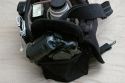 DOMKE F2\n\nFoto und Text von Lennart Wiedemuth - VIELEN DANK!\n\nKommentar:\n\nHallo Jrg,\neine neue Tasche ein neuer Bericht an dich ;).\n\nAlso ich habe mir die Domk F-2 in den USA bei Calumet fr 124.99$ gekauft und zustzlich noch ein Shoulderpad fr 18.99$.\nDas Pad erleichtert das tragen um WELTEN um nicht von Galaxien zu sprechen ;). Wirklich sehr angenehm die Sache.\n\nGekauft wurde die Tasche fr Documentary und Photojournalism damit man das was man braucht mit nehmen und auch schnell parat hat.\nIch flle sie zu 50% wie auf Bild zwei (1DII, 17-40 F4, 50mm F1.4, Akku, Cleaning, Ipod und ein Block) in weiteren 40% wird die 1DII durch die 1N ersetzt und ein paar Filme kommen dazu.\nMan kann sie allerdings auch komplett voll machen, zum Beispiel fr Sport oder hnliches mit einer Remote PW's etc etc.\n\nDer "Deckel" lsst sich schnell ber zwei Klipse ffnen und schliessen, kann aber auch offen gelassen werden denn das Klett hlt recht gut.\nDie 2 kleinen Fronttaschen sind fr meinen Geschmack etwas zu klein (mein 550EX geht da nicht rein) dafr ist die kleine Auentasche auf der hinterseite der Tasche sehr praktisch, fr Handys, Stifte oder Zeitungen.\n\nBesten Gru,\nLennart