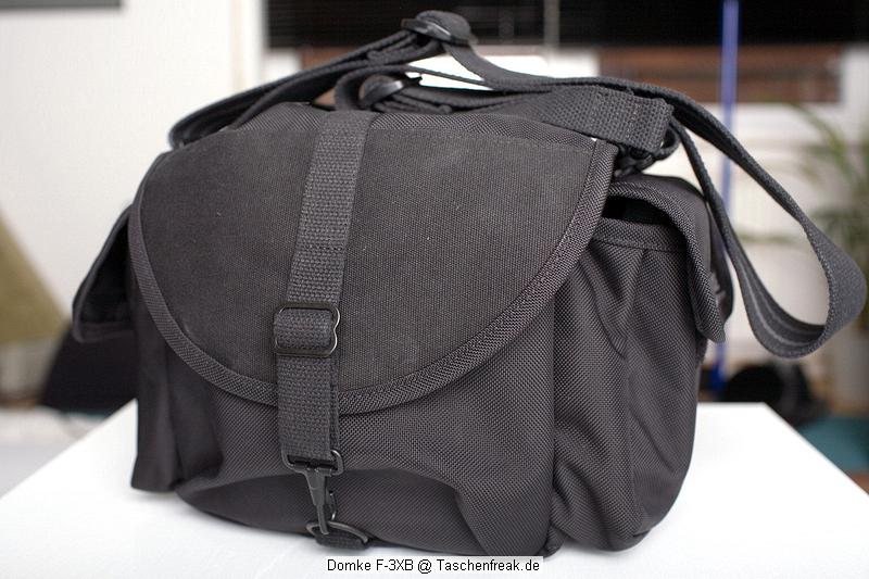 DOMKE F-3XB\n\nFoto von Stefan Redel - VIELEN DANK!\n\nKommentar des Nutzers:\n\nEine nette Tasche, falls man einfach mal mit kleinem Gepäck unterwegs sein möchte. Sieht schick aus und ist super verarbeitet. Dazu noch recht leicht.\nBin damit dreimal draußen gewesen zum spazieren gehen. War praktisch, weil eine 1er (oder was anderes mit angesetztem Batteriegriff) mit einem mittelgroßen Objektiv direkt griffbereit reinpasst. Ein Beispiel darum auch die Kamera mit angesetztem 24-70L. Ein 35L beispielsweise passt sogar mit richtig aufgesetzter GeLi noch wunderbar rein.\nDas Bild, wo der Kamerabody von hinten zu sehen ist - da ist ein 24-70L angesetzt, damit man sieht, wie hoch die Tasche ist.\nAlternativ geht auch der Body alleine und hinten drin das 70-200/2,8L plus was anderes. Jeweils mit umgekehrt angesetzter GeLi.\n\nDazu Platz in den Seitentaschen für Blitze, Akkus, Ladegerät, Portabler Festplatte oder so. Innen im Deckel eine Tasche mit Reißverschluss für Speicherkarten, vorne eine offene Tasche für flache Sachen. Die gleiche Tasche gibt es auch hinten an der Tasche. Für Notziblock und Kugelschreiber beispielsweise.\nEine durchdachte, praktische Tasche. Ein Raumteiler wird mitgeliefert.\nInnen sind fest angebrachte Befestigungen, wo man kleinere Objektive reinstecken kann. Ist für "L" aber nicht wirklich geeignet, die passen nur meist nicht mit geli rein. Ein dickes 70-200/2,8l passt wunderbar rein - dann aber eben ohne Geli. wie gemacht ist es zum beispiel für das 100er-makro.\n\nDas Material ist aus ballistischem Nylon, aber den ganzen weiteren Rest kann man ja auf der Herstellerseite nachlesen...