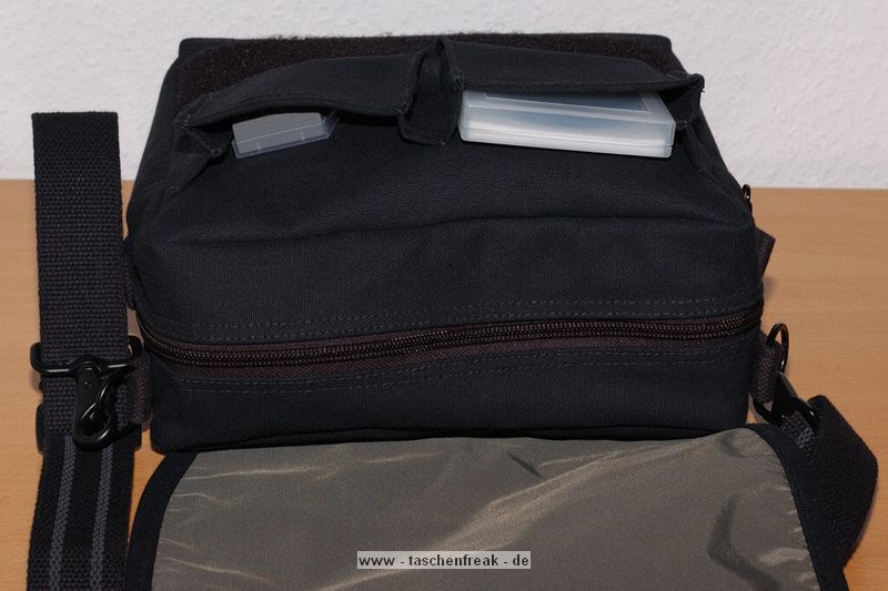 DOMKE F-5XZ\n\nFoto von einem Anonymen User - VIELEN DANK!\n\nKommentar:\n\nHallo Jrg,\n\nerstmal vielen Dank fr die Taschenfreak-Seite, hat mir schon oft geholfen! Nun will ich auch mal was beisteuern, die Domke F-5XZ oder F-5XC fehlte bisher noch. La nur bitte meinen Namen nicht auftauchen.\n\nZur Tasche: Ich hatte eine mglichst kleine und unaufdringliche Tasche fr die Kombination Nikon D200/17-55 2.8/70-200VR 2.8 (alle Objektive mit Gelis) gesucht und bin bei der Domke F-5XZ gelandet. Statt dem 70-200VR passen auch ein 105VR und ein 12-24. In die kleinen Taschen an der Vorderseite passen noch 77er Filter, Ersatzakku und Putzzeug, fr Papier gibt es eine Tasche auf der Rckseite. Viel kleiner sollte es nicht gehen, besonders dick gepolstert ist sie auch nicht, reicht mir aber vllig. Den grellen roten Aufnher auf der Vorderseite (genau wie bei den Fotos der F-5XB) hab ich abgeschnitten.\n\nVon der F-5XC sollte sich die F-5XZ nur durch den fehlenden Reiverschlu fr die Befllung einer eventuellen unteren Etage unterscheiden - den brauche ich bei meiner Nutzung aber nicht. \n\nVielleicht hilfts ja dem einen oder anderen.\n\nGru
