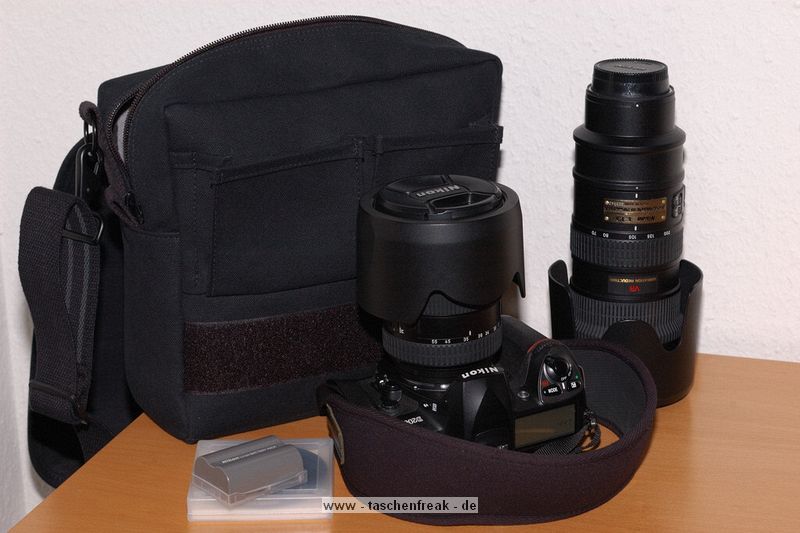 DOMKE F-5XZ\n\nFoto von einem Anonymen User - VIELEN DANK!\n\nKommentar:\n\nHallo Jrg,\n\nerstmal vielen Dank fr die Taschenfreak-Seite, hat mir schon oft geholfen! Nun will ich auch mal was beisteuern, die Domke F-5XZ oder F-5XC fehlte bisher noch. La nur bitte meinen Namen nicht auftauchen.\n\nZur Tasche: Ich hatte eine mglichst kleine und unaufdringliche Tasche fr die Kombination Nikon D200/17-55 2.8/70-200VR 2.8 (alle Objektive mit Gelis) gesucht und bin bei der Domke F-5XZ gelandet. Statt dem 70-200VR passen auch ein 105VR und ein 12-24. In die kleinen Taschen an der Vorderseite passen noch 77er Filter, Ersatzakku und Putzzeug, fr Papier gibt es eine Tasche auf der Rckseite. Viel kleiner sollte es nicht gehen, besonders dick gepolstert ist sie auch nicht, reicht mir aber vllig. Den grellen roten Aufnher auf der Vorderseite (genau wie bei den Fotos der F-5XB) hab ich abgeschnitten.\n\nVon der F-5XC sollte sich die F-5XZ nur durch den fehlenden Reiverschlu fr die Befllung einer eventuellen unteren Etage unterscheiden - den brauche ich bei meiner Nutzung aber nicht. \n\nVielleicht hilfts ja dem einen oder anderen.\n\nGru