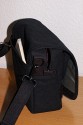 DOMKE F-5XZ\n\nFoto von einem Anonymen User - VIELEN DANK!\n\nKommentar:\n\nHallo Jrg,\n\nerstmal vielen Dank fr die Taschenfreak-Seite, hat mir schon oft geholfen! Nun will ich auch mal was beisteuern, die Domke F-5XZ oder F-5XC fehlte bisher noch. La nur bitte meinen Namen nicht auftauchen.\n\nZur Tasche: Ich hatte eine mglichst kleine und unaufdringliche Tasche fr die Kombination Nikon D200/17-55 2.8/70-200VR 2.8 (alle Objektive mit Gelis) gesucht und bin bei der Domke F-5XZ gelandet. Statt dem 70-200VR passen auch ein 105VR und ein 12-24. In die kleinen Taschen an der Vorderseite passen noch 77er Filter, Ersatzakku und Putzzeug, fr Papier gibt es eine Tasche auf der Rckseite. Viel kleiner sollte es nicht gehen, besonders dick gepolstert ist sie auch nicht, reicht mir aber vllig. Den grellen roten Aufnher auf der Vorderseite (genau wie bei den Fotos der F-5XB) hab ich abgeschnitten.\n\nVon der F-5XC sollte sich die F-5XZ nur durch den fehlenden Reiverschlu fr die Befllung einer eventuellen unteren Etage unterscheiden - den brauche ich bei meiner Nutzung aber nicht. \n\nVielleicht hilfts ja dem einen oder anderen.\n\nGru
