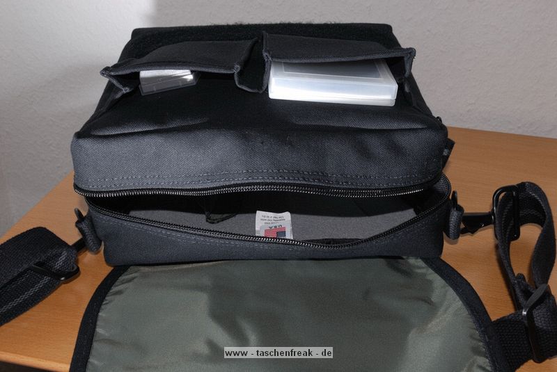 DOMKE F-5XZ\n\nFoto von einem Anonymen User - VIELEN DANK!\n\nKommentar:\n\nHallo Jrg,\n\nerstmal vielen Dank fr die Taschenfreak-Seite, hat mir schon oft geholfen! Nun will ich auch mal was beisteuern, die Domke F-5XZ oder F-5XC fehlte bisher noch. La nur bitte meinen Namen nicht auftauchen.\n\nZur Tasche: Ich hatte eine mglichst kleine und unaufdringliche Tasche fr die Kombination Nikon D200/17-55 2.8/70-200VR 2.8 (alle Objektive mit Gelis) gesucht und bin bei der Domke F-5XZ gelandet. Statt dem 70-200VR passen auch ein 105VR und ein 12-24. In die kleinen Taschen an der Vorderseite passen noch 77er Filter, Ersatzakku und Putzzeug, fr Papier gibt es eine Tasche auf der Rckseite. Viel kleiner sollte es nicht gehen, besonders dick gepolstert ist sie auch nicht, reicht mir aber vllig. Den grellen roten Aufnher auf der Vorderseite (genau wie bei den Fotos der F-5XB) hab ich abgeschnitten.\n\nVon der F-5XC sollte sich die F-5XZ nur durch den fehlenden Reiverschlu fr die Befllung einer eventuellen unteren Etage unterscheiden - den brauche ich bei meiner Nutzung aber nicht. \n\nVielleicht hilfts ja dem einen oder anderen.\n\nGru