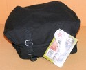 DOMKE F6\n\nFoto und Text: \nJrg Langer\n\nKommentar:\nDie Donke F6 ist wie die ganze F-Serie aus echtem Baumwolltuch gefertigt. Extrem strapzierfhig und bequem zu tragen. Die Tasche ist von auen recht klein wirkend aber es passt wie man auf den hier gezeigten Bildern sehen kann recht viel hinein.\n\nDer Umhngegurt hat eingenhte Gummifasern die ein Rutschen der Tasche von der Schulter recht unmglich machen.\n\nDie Fronttasche ist recht gerumig und kann auch einiges an Zubehr aufnehmen.\n\nDie Metall-Schlieen sind auch im harten Reportage-Gedrngel nicht leicht und unbemerkt zu ffnen, was einen Diebstahl aus der Tasche im Gedrngel unmglich macht.\n\nDie Einsatztasche ist fr L Objektive mit Gelis recht knapp, aber ohne passt es bei einem 135 2.0 oder 200 2,8 recht gut.\n\nDomke wird in USA sehr stark vertrieben und ist auch in DE erhltlich.