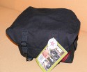 DOMKE F6\n\nFoto und Text: \nJrg Langer\n\nKommentar:\nDie Donke F6 ist wie die ganze F-Serie aus echtem Baumwolltuch gefertigt. Extrem strapzierfhig und bequem zu tragen. Die Tasche ist von auen recht klein wirkend aber es passt wie man auf den hier gezeigten Bildern sehen kann recht viel hinein.\n\nDer Umhngegurt hat eingenhte Gummifasern die ein Rutschen der Tasche von der Schulter recht unmglich machen.\n\nDie Fronttasche ist recht gerumig und kann auch einiges an Zubehr aufnehmen.\n\nDie Metall-Schlieen sind auch im harten Reportage-Gedrngel nicht leicht und unbemerkt zu ffnen, was einen Diebstahl aus der Tasche im Gedrngel unmglich macht.\n\nDie Einsatztasche ist fr L Objektive mit Gelis recht knapp, aber ohne passt es bei einem 135 2.0 oder 200 2,8 recht gut.\n\nDomke wird in USA sehr stark vertrieben und ist auch in DE erhltlich.