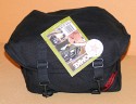 DOMKE F6\n\nFoto und Text: \nJrg Langer\n\nKommentar:\nDie Donke F6 ist wie die ganze F-Serie aus echtem Baumwolltuch gefertigt. Extrem strapzierfhig und bequem zu tragen. Die Tasche ist von auen recht klein wirkend aber es passt wie man auf den hier gezeigten Bildern sehen kann recht viel hinein.\n\nDer Umhngegurt hat eingenhte Gummifasern die ein Rutschen der Tasche von der Schulter recht unmglich machen.\n\nDie Fronttasche ist recht gerumig und kann auch einiges an Zubehr aufnehmen.\n\nDie Metall-Schlieen sind auch im harten Reportage-Gedrngel nicht leicht und unbemerkt zu ffnen, was einen Diebstahl aus der Tasche im Gedrngel unmglich macht.\n\nDie Einsatztasche ist fr L Objektive mit Gelis recht knapp, aber ohne passt es bei einem 135 2.0 oder 200 2,8 recht gut.\n\nDomke wird in USA sehr stark vertrieben und ist auch in DE erhltlich.