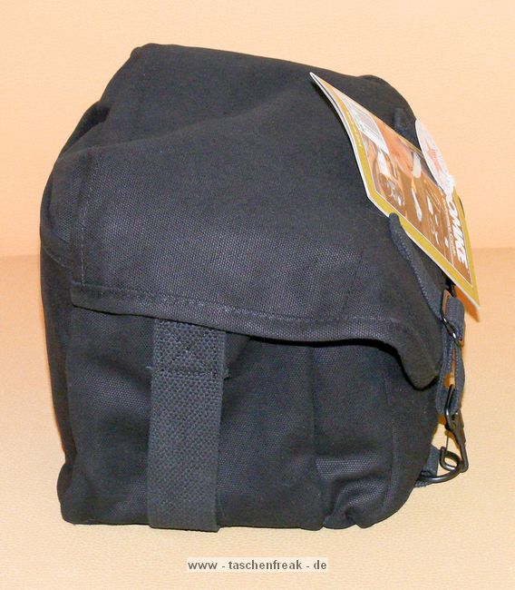 DOMKE F6\n\nFoto und Text: \nJrg Langer\n\nKommentar:\nDie Donke F6 ist wie die ganze F-Serie aus echtem Baumwolltuch gefertigt. Extrem strapzierfhig und bequem zu tragen. Die Tasche ist von auen recht klein wirkend aber es passt wie man auf den hier gezeigten Bildern sehen kann recht viel hinein.\n\nDer Umhngegurt hat eingenhte Gummifasern die ein Rutschen der Tasche von der Schulter recht unmglich machen.\n\nDie Fronttasche ist recht gerumig und kann auch einiges an Zubehr aufnehmen.\n\nDie Metall-Schlieen sind auch im harten Reportage-Gedrngel nicht leicht und unbemerkt zu ffnen, was einen Diebstahl aus der Tasche im Gedrngel unmglich macht.\n\nDie Einsatztasche ist fr L Objektive mit Gelis recht knapp, aber ohne passt es bei einem 135 2.0 oder 200 2,8 recht gut.\n\nDomke wird in USA sehr stark vertrieben und ist auch in DE erhltlich.