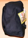 DOMKE F6\n\nFoto und Text: \nJrg Langer\n\nKommentar:\nDie Donke F6 ist wie die ganze F-Serie aus echtem Baumwolltuch gefertigt. Extrem strapzierfhig und bequem zu tragen. Die Tasche ist von auen recht klein wirkend aber es passt wie man auf den hier gezeigten Bildern sehen kann recht viel hinein.\n\nDer Umhngegurt hat eingenhte Gummifasern die ein Rutschen der Tasche von der Schulter recht unmglich machen.\n\nDie Fronttasche ist recht gerumig und kann auch einiges an Zubehr aufnehmen.\n\nDie Metall-Schlieen sind auch im harten Reportage-Gedrngel nicht leicht und unbemerkt zu ffnen, was einen Diebstahl aus der Tasche im Gedrngel unmglich macht.\n\nDie Einsatztasche ist fr L Objektive mit Gelis recht knapp, aber ohne passt es bei einem 135 2.0 oder 200 2,8 recht gut.\n\nDomke wird in USA sehr stark vertrieben und ist auch in DE erhltlich.