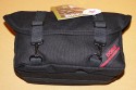DOMKE F6\n\nFoto und Text: \nJrg Langer\n\nKommentar:\nDie Donke F6 ist wie die ganze F-Serie aus echtem Baumwolltuch gefertigt. Extrem strapzierfhig und bequem zu tragen. Die Tasche ist von auen recht klein wirkend aber es passt wie man auf den hier gezeigten Bildern sehen kann recht viel hinein.\n\nDer Umhngegurt hat eingenhte Gummifasern die ein Rutschen der Tasche von der Schulter recht unmglich machen.\n\nDie Fronttasche ist recht gerumig und kann auch einiges an Zubehr aufnehmen.\n\nDie Metall-Schlieen sind auch im harten Reportage-Gedrngel nicht leicht und unbemerkt zu ffnen, was einen Diebstahl aus der Tasche im Gedrngel unmglich macht.\n\nDie Einsatztasche ist fr L Objektive mit Gelis recht knapp, aber ohne passt es bei einem 135 2.0 oder 200 2,8 recht gut.\n\nDomke wird in USA sehr stark vertrieben und ist auch in DE erhltlich.