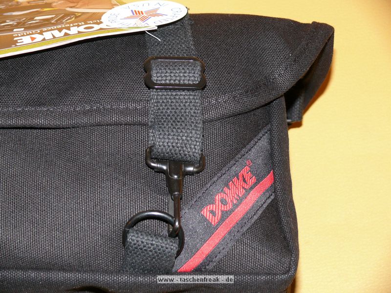 DOMKE F6\n\nFoto und Text: \nJrg Langer\n\nKommentar:\nDie Donke F6 ist wie die ganze F-Serie aus echtem Baumwolltuch gefertigt. Extrem strapzierfhig und bequem zu tragen. Die Tasche ist von auen recht klein wirkend aber es passt wie man auf den hier gezeigten Bildern sehen kann recht viel hinein.\n\nDer Umhngegurt hat eingenhte Gummifasern die ein Rutschen der Tasche von der Schulter recht unmglich machen.\n\nDie Fronttasche ist recht gerumig und kann auch einiges an Zubehr aufnehmen.\n\nDie Metall-Schlieen sind auch im harten Reportage-Gedrngel nicht leicht und unbemerkt zu ffnen, was einen Diebstahl aus der Tasche im Gedrngel unmglich macht.\n\nDie Einsatztasche ist fr L Objektive mit Gelis recht knapp, aber ohne passt es bei einem 135 2.0 oder 200 2,8 recht gut.\n\nDomke wird in USA sehr stark vertrieben und ist auch in DE erhltlich.