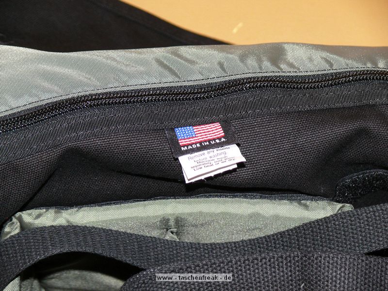 DOMKE F6\n\nFoto und Text: \nJrg Langer\n\nKommentar:\nDie Donke F6 ist wie die ganze F-Serie aus echtem Baumwolltuch gefertigt. Extrem strapzierfhig und bequem zu tragen. Die Tasche ist von auen recht klein wirkend aber es passt wie man auf den hier gezeigten Bildern sehen kann recht viel hinein.\n\nDer Umhngegurt hat eingenhte Gummifasern die ein Rutschen der Tasche von der Schulter recht unmglich machen.\n\nDie Fronttasche ist recht gerumig und kann auch einiges an Zubehr aufnehmen.\n\nDie Metall-Schlieen sind auch im harten Reportage-Gedrngel nicht leicht und unbemerkt zu ffnen, was einen Diebstahl aus der Tasche im Gedrngel unmglich macht.\n\nDie Einsatztasche ist fr L Objektive mit Gelis recht knapp, aber ohne passt es bei einem 135 2.0 oder 200 2,8 recht gut.\n\nDomke wird in USA sehr stark vertrieben und ist auch in DE erhltlich.