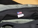 DOMKE F6\n\nFoto und Text: \nJrg Langer\n\nKommentar:\nDie Donke F6 ist wie die ganze F-Serie aus echtem Baumwolltuch gefertigt. Extrem strapzierfhig und bequem zu tragen. Die Tasche ist von auen recht klein wirkend aber es passt wie man auf den hier gezeigten Bildern sehen kann recht viel hinein.\n\nDer Umhngegurt hat eingenhte Gummifasern die ein Rutschen der Tasche von der Schulter recht unmglich machen.\n\nDie Fronttasche ist recht gerumig und kann auch einiges an Zubehr aufnehmen.\n\nDie Metall-Schlieen sind auch im harten Reportage-Gedrngel nicht leicht und unbemerkt zu ffnen, was einen Diebstahl aus der Tasche im Gedrngel unmglich macht.\n\nDie Einsatztasche ist fr L Objektive mit Gelis recht knapp, aber ohne passt es bei einem 135 2.0 oder 200 2,8 recht gut.\n\nDomke wird in USA sehr stark vertrieben und ist auch in DE erhltlich.