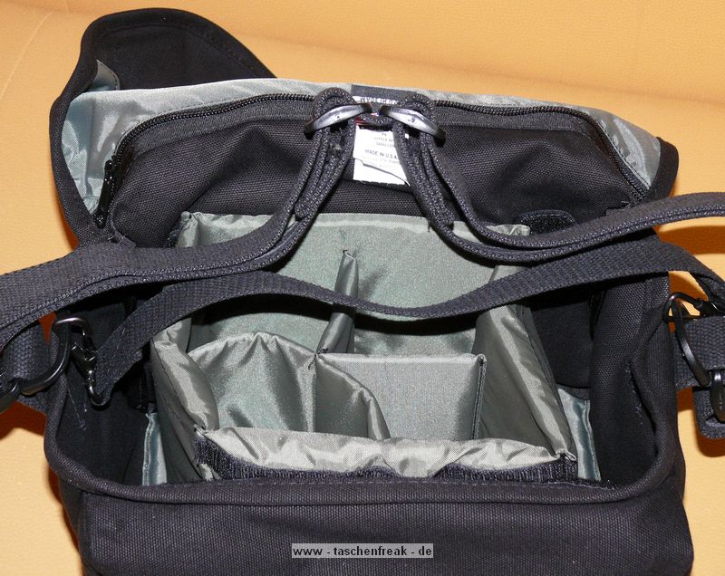 DOMKE F6\n\nFoto und Text: \nJrg Langer\n\nKommentar:\nDie Donke F6 ist wie die ganze F-Serie aus echtem Baumwolltuch gefertigt. Extrem strapzierfhig und bequem zu tragen. Die Tasche ist von auen recht klein wirkend aber es passt wie man auf den hier gezeigten Bildern sehen kann recht viel hinein.\n\nDer Umhngegurt hat eingenhte Gummifasern die ein Rutschen der Tasche von der Schulter recht unmglich machen.\n\nDie Fronttasche ist recht gerumig und kann auch einiges an Zubehr aufnehmen.\n\nDie Metall-Schlieen sind auch im harten Reportage-Gedrngel nicht leicht und unbemerkt zu ffnen, was einen Diebstahl aus der Tasche im Gedrngel unmglich macht.\n\nDie Einsatztasche ist fr L Objektive mit Gelis recht knapp, aber ohne passt es bei einem 135 2.0 oder 200 2,8 recht gut.\n\nDomke wird in USA sehr stark vertrieben und ist auch in DE erhltlich.