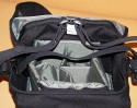 DOMKE F6\n\nFoto und Text: \nJrg Langer\n\nKommentar:\nDie Donke F6 ist wie die ganze F-Serie aus echtem Baumwolltuch gefertigt. Extrem strapzierfhig und bequem zu tragen. Die Tasche ist von auen recht klein wirkend aber es passt wie man auf den hier gezeigten Bildern sehen kann recht viel hinein.\n\nDer Umhngegurt hat eingenhte Gummifasern die ein Rutschen der Tasche von der Schulter recht unmglich machen.\n\nDie Fronttasche ist recht gerumig und kann auch einiges an Zubehr aufnehmen.\n\nDie Metall-Schlieen sind auch im harten Reportage-Gedrngel nicht leicht und unbemerkt zu ffnen, was einen Diebstahl aus der Tasche im Gedrngel unmglich macht.\n\nDie Einsatztasche ist fr L Objektive mit Gelis recht knapp, aber ohne passt es bei einem 135 2.0 oder 200 2,8 recht gut.\n\nDomke wird in USA sehr stark vertrieben und ist auch in DE erhltlich.